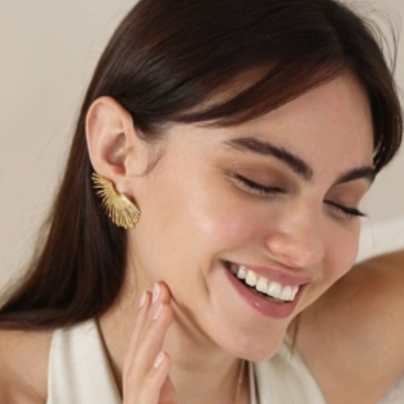 Elegant Gold Sunburst Earrings - Picture 4 of 5